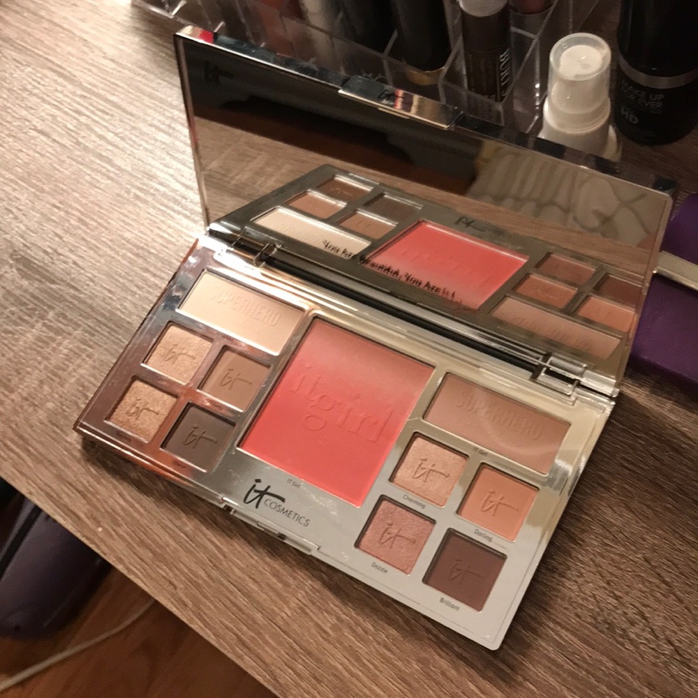 NWT iT girl eye shadow palette with blush